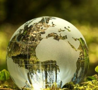 Češi pociťují dopady klimatické změny a podporují obnovitelné zdroje energie. Za přechod k šetrnější energetice ale nechtějí připlácet
